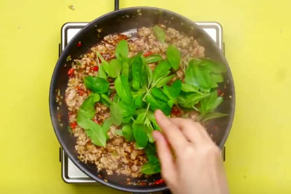 เมนูอาหารลดน้ำตาลในเลือดเมนูที่ 4 ผัดกะเพราหมูสับ